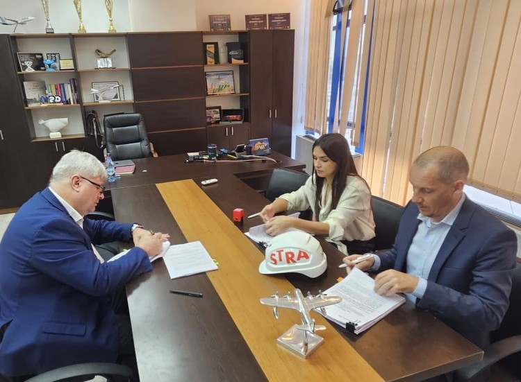 FOTO Aeroportul Iași face un nou pas către independența energetică și semnează cu Strabag pentru realizarea unui nou parc fotovoltaic și a unui sistem de stocare a energiei