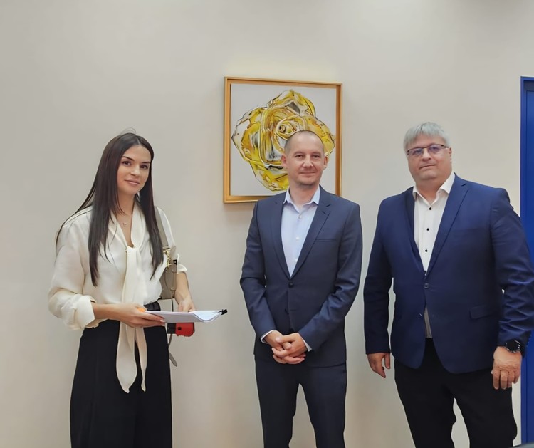 FOTO Aeroportul Iași face un nou pas către independența energetică și semnează cu Strabag pentru realizarea unui nou parc fotovoltaic și a unui sistem de stocare a energiei