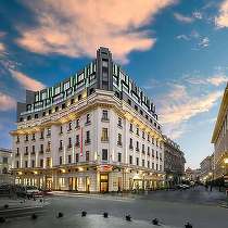 ULTIMA ORĂ Hotel stinge lumina în România. Singura proprietate Hilton din București a decis stingerea fațadei și a iluminatului public după ora 23:00, reducând totodată aerul condiționat din spațiile comune