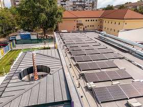 Bolojan dă drumul la două programe, de 650 milioane euro, pentru panouri solare și baterii de stocare dedicate instituțiilor publice