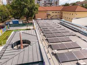 Bolojan dă drumul la două programe, de 650 milioane euro, pentru panouri solare și baterii de stocare dedicate instituțiilor publice