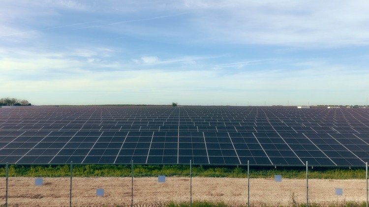 FOTO România va avea cel mai mare parc fotovoltaic din Europa. Peste jumătate de miliard de euro pentru proiectul fotovoltaic de 1,3 GWp din Arad