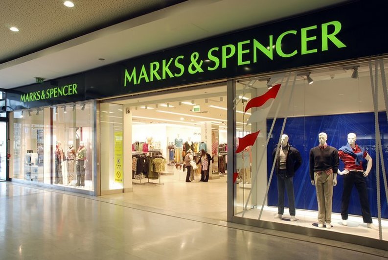 Vânzările trimestriale de îmbrăcăminte ale Marks & Spencer au înregistrat cea mai mare scădere în opt ani