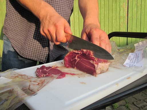 În România, carnea este mai ieftină decât în majoritatea statelor UE, dar mai scumpă decât în Bulgaria și Polonia