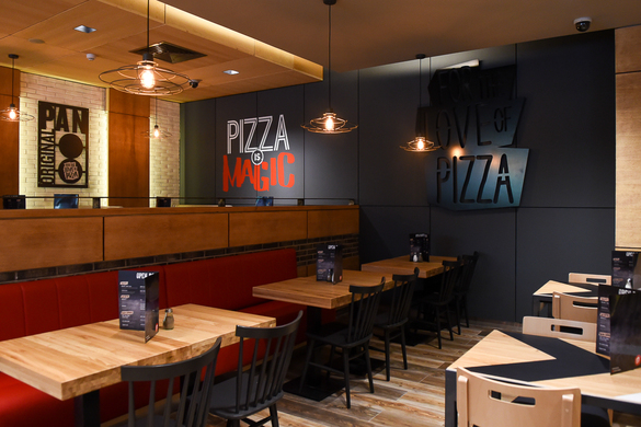 FOTO Pizza Hut redeschide primul restaurant din România