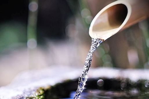 Mișcare pregătită: Statul va concura îmbuteliatorii de apă minerală. Peste 7 milioane de euro au fost rezervate de Guvern pentru achiziții pe o piață cu mai mulți producători în insolvență