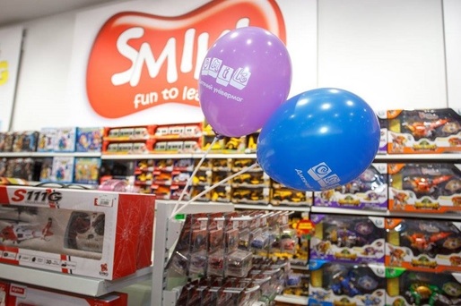 Lanțul Smyk, cel mai mare retailer de îmbrăcăminte, jucării și accesorii pentru copii din Polonia, se extinde din nou în România după o așteptare de 1 an. Compania a intrat pe pierdere