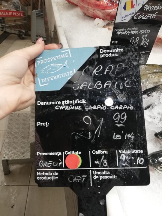 FOTO Controale ANPC la magazine Carrefour: Alimente păstrate la temperaturi inadecvate, cu data de consum depășită sau depozitate în condiții neigienice. UPDATE Reacția Carrefour