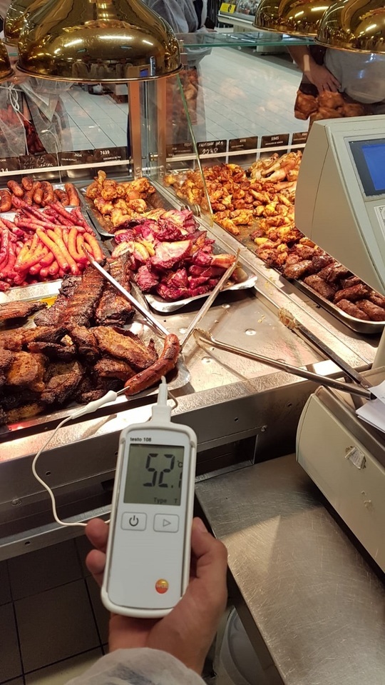 FOTO Controale ANPC la magazine Carrefour: Alimente păstrate la temperaturi inadecvate, cu data de consum depășită sau depozitate în condiții neigienice. UPDATE Reacția Carrefour