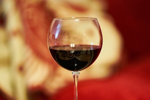 Exporturile franceze de vin și coniac scad, lovite și de închiderea restaurantelor, barurilor și magazinelor duty free