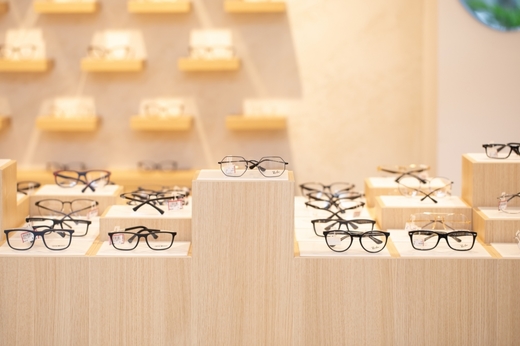 Lensa își continuă expansiunea în offline