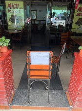 FOTO Vânzătorii de mici de pe Dealul Negru, prinși cu nereguli de Protecția Consumatorilor