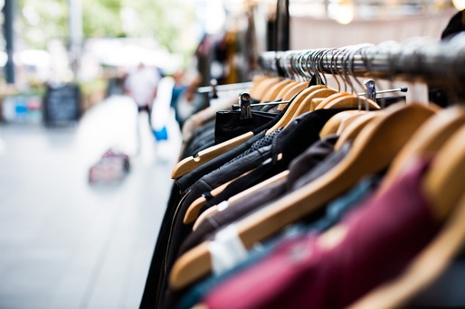 Blocajul lanțurilor de aprovizionare ar putea însemna vânzări mari pentru retailerii de haine second hand
