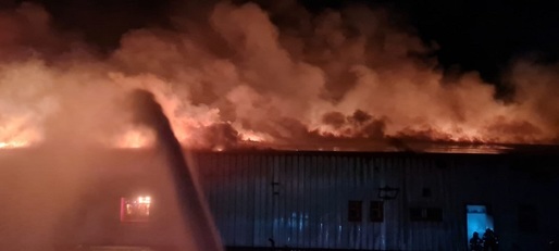VIDEO Incendiu puternic la o fabrică de mezeluri din Mizil. Două persoane au suferit arsuri la nivelul feței 