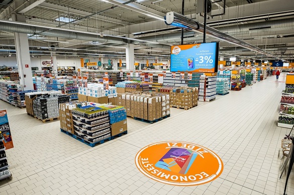 FOTO Auchan începe să remodeleze hipermarketuri în România 