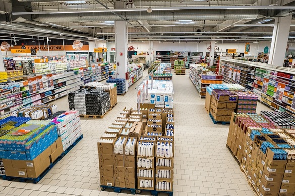 FOTO Auchan începe să remodeleze hipermarketuri în România 