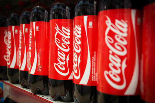 FOTO Coca-Cola schimbă sticlele în România