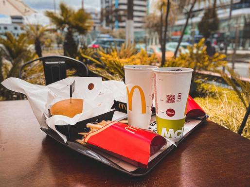 Clienții McDonald’s reacționează la prețurile mai mari pe unele piețe și includ mai puține produse din meniu în comenzile lor