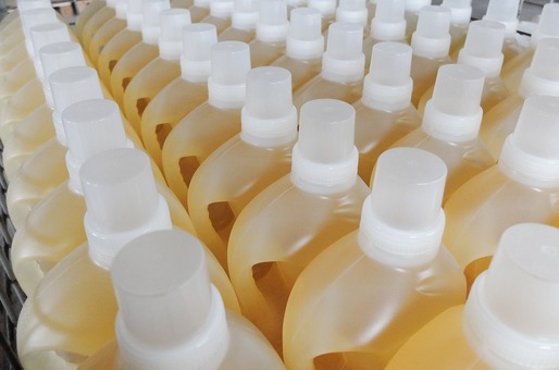 Comisia Europeană vrea să permită vânzarea de detergent prin reumplerea propriului recipient
