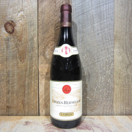 Vinul zilei: un Syrah complex și intens, cu note de fructe de pădure, ierburi condimentate și violete, cotat cu 91 puncte Robert Parker și 91 puncte Jeb Dunnuck