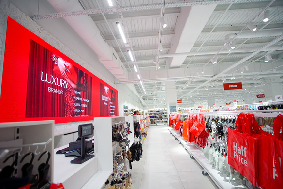 FOTO Retailerul CCC, grup fondat de “Regele Pantofilor” din Polonia, deschide primul magazin HalfPrice din București