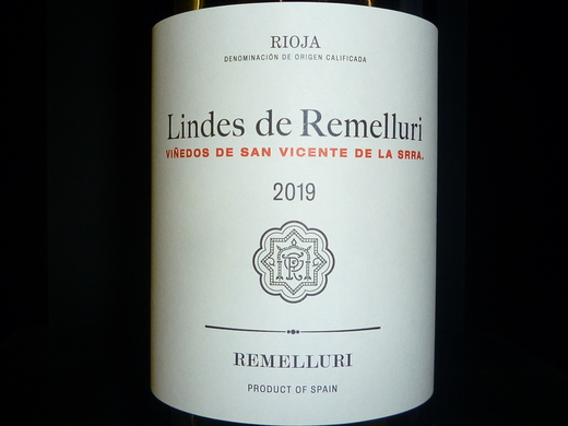 Vinul zilei: un asamblaj roșu de Tempranillo și Garnacha, un vin expresiv, echilibrat și plin de fruct bine copt și condimente dulci, cotat cu 94 puncte James Suckling și 92 puncte Robert Parker