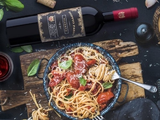 Vinul zilei: un roșu proaspăt, intens și complex, cotat cu 96 puncte Luca Maroni, care provine din vestita regiune Puglia, Italia. Un vin roșu încă și mai savuros atunci când este asociat cu carne roșie, friptură sau brânzeturi maturate