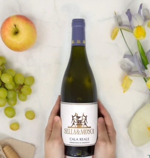 Vinul zilei: un vin alb obținut din struguri Vermentino, care îmbină armonios notele de citrice cu cele de fructe tropicale. Savurați acest vin alături de fructe de mare, pește, paste sau pui la cuptor