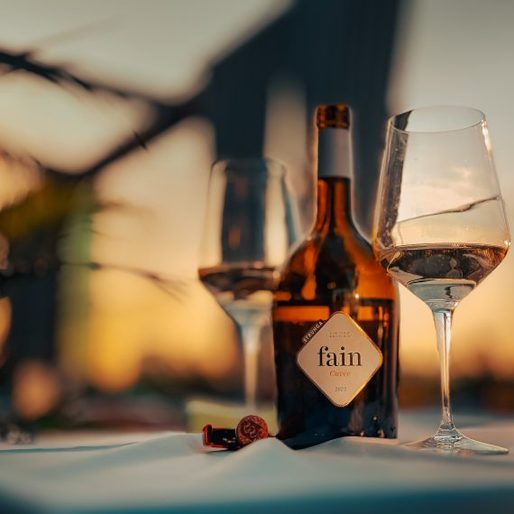 Vinul zilei: un cupaj alb de Chardonnay, Sauvignon Blanc și Muscat Ottonel, creat într-o ediție limitată. Dezvăluie arome de fructe albe coapte, note ușor ierboase și ceva tente florale, toate cusute pe o aciditate potrivită