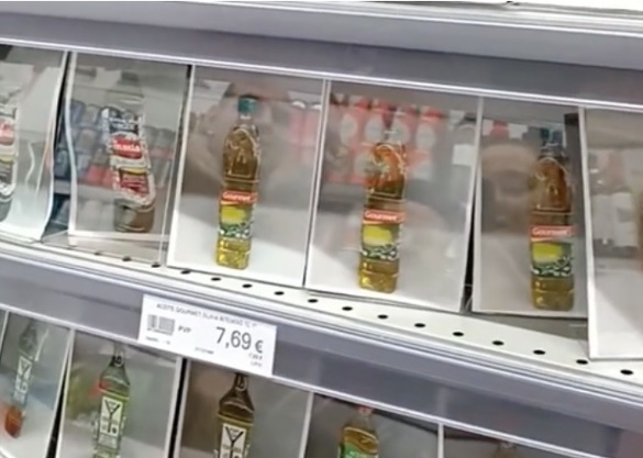 FOTO Un supermarket a înlocuit, pe rafturi, sticlele de ulei de măsline cu poze