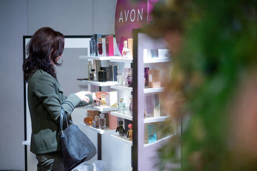 EXCLUSIV Avon se pregătește să deschidă în România primele magazine în franciză, cu un nou GM