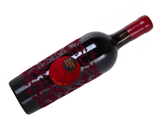 Vinul zilei: un vin roșu cotat cu 98 puncte Luca Maroni. Dezvăluie tonuri de fructe negre de pădure, vișine amărui, prune uscate, smochine și ciocolată, toate învelite în senzații dense de vanilie și frunze de tutun