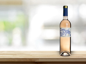 Vinul zilei: un roze din struguri Mourvedre, Cinsault și Grenache, cu arome de flori de salcâm, căpșuni, grapefruit roz, cireșe și anason, toate echilibrate de o structura zveltă, minerală