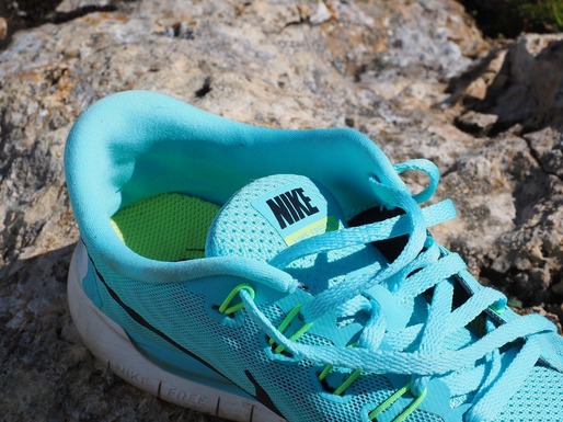 CEO-ul Nike dă vina pe munca la distanță pentru scăderea inovațiilor din companie