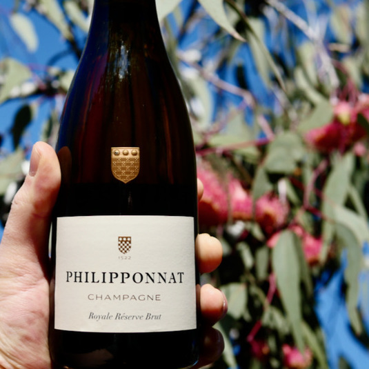 Vinul zilei: o șampanie elegantă, complexă și impunătoare, apreciată și premiată peste tot în lume, care dezvăluie pe palat note de grapefruit roz, zmeură și mandarine