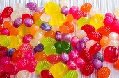 Ambalajele "lipsite de etică" ale alimentelor nesănătoase manipulează copiii pentru a le face poftă de dulciuri, susține un raport