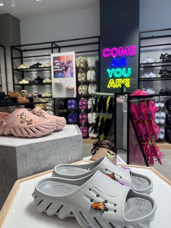 FOTO Crocs, unul dintre cele mai populare branduri de încălțăminte din lume, se extinde în Iași și Cluj-Napoca