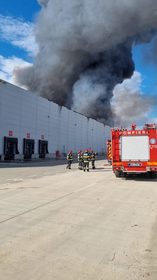 Incendiu puternic la un depozit al retailerului polonez LPP, în județul Giurgiu. LPP deține în România peste 200 de magazine sub brandurile Reserved, Cropp, Mohito, House și Sinsay. Pompierii intervin cu mai multe autospeciale - FOTO