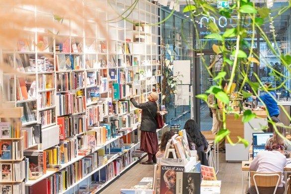 FOTO Cărturești lansează cea mai mare librărie din România