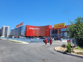 FOTO Dan Șucu inaugurează un mare magazin Mobexpert, de talia celui din Băneasa, pe o fostă platformă industrială. "În urmă cu o lună ploua în casă!" Ce spune despre concurentul IKEA alăturat