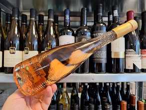 Vinul zilei: un rosé din inima Provence-ului, cu note de trandafir, bujori, fructe și tonuri vegetale discrete. Companionul perfect pentru fructe de mare, carpaccio de somon, burrata sau scoici Saint-Jacques