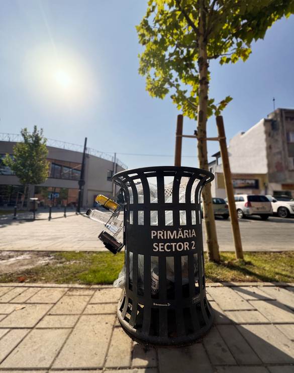 FOTO RetuRO extinde noul sistem pentru ambalajele cu garanție montat pe coșurile de gunoi