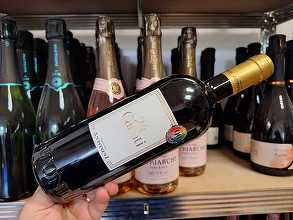 Vinul zilei: un alb italian premiat internațional, cotat cu 99 puncte Luca Maroni. Un vin elegant și catifelat, cu arome de miere, piersică și citrice, ideal alături de pește, fructe de mare sau carne albă