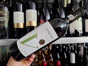 Vinul zilei: o Crâmpoșie Selecționată din regiunea Prundeni, Vâlcea, cu arome olfactive de flori albe și tente minerale, cărora li se adaugă pe palat note de mere verzi, grapefruit și lime