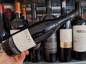 Vinul zilei: un Pinot Grigio elegant și expresiv din Alto Adige, cu arome de piersici, pere și pepene galben. Structură cărnoasă, mineralitate distinctă și aciditate revigorantă.  Cotat cu 94 de puncte James Suckling