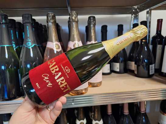 Vinul zilei: o Cava elegantă și premiată la concursurile din domeniu. Perlare fină, arome florale și fructate. Gust proaspăt, cu note de gutuie și patiserie fină. Ideal alături de preparate asiatice ușoare sau pentru aperitive cu stil