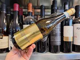 Vinul zilei: un vin alb obținut din soiul Verdicchio, cu arome de gutui în compot, struguri copți, cârcei de viță, note fine de cuișoare și coajă de lămâie confiartă. Un vin cu personalitate, de asociat cu pește și fructe de mare