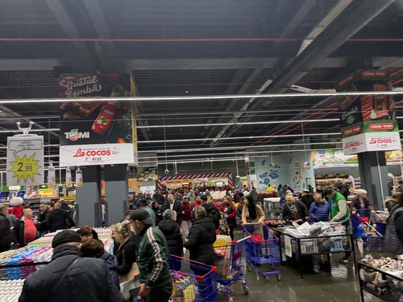 La Cocoș a dat iar lovitura. Trafic blocat în oraș la deschiderea noului magazin VIDEO&FOTO