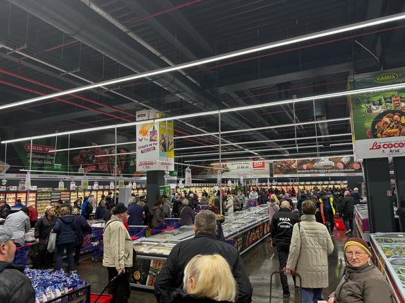 La Cocoș a dat iar lovitura. Trafic blocat în oraș la deschiderea noului magazin VIDEO&FOTO