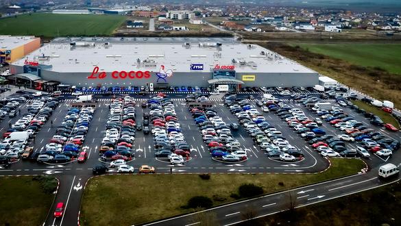 La Cocoș a dat iar lovitura. Trafic blocat în oraș la deschiderea noului magazin VIDEO&FOTO